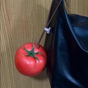 Pendentif créatif anti-stress en mousse écologique en forme de tomate pour rétroviseur de voiture ou sac à dos - Product Image 2