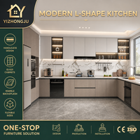 Lemari Dapur Hotel Villa Apartemen Modern Bentuk L Dua Warna Custom Laminate dengan Desain Tanpa Gagang, LED, Open Niche, Pintu HPL/HPDL 5+