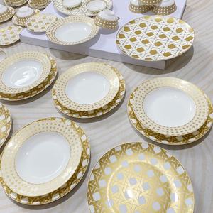 Vente en gros de 41 pièces de vaisselle en porcelaine fine de style européen, assiettes à dessert et services de table de luxe à carreaux dorés avec logo personnalisé - Product Image 2