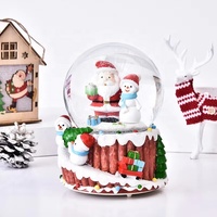 Boule à neige artisanale unique en résine de Noël pour la décoration de la maison de vacances Cadeau en résine Globe d'eau Ornementation de la maison