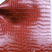 Tissu en cuir artificiel en PVC de crocodile doux et brillant de 0.7mm d'épaisseur pour emballage décoratif de tapis de sac à main de sac de siège de voiture