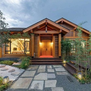 Villa rustique en bois à deux étages avec véranda pour jardin ou usage en station balnéaire - Product Image 3
