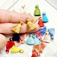 Lot de Matériaux DIY : Mini-Pendentifs Ornements en Fil de Soie Multicolore de 2 cm avec Boucles, Accessoires pour Boîtes Cadeaux et Éventails