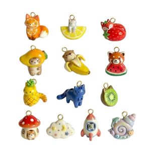 Colgantes y dijes esmaltados con diseños de animales y frutas: zorro, limón, fresa, oso, hongo, y otros motivos bonitos - Product Image 5