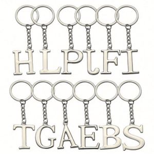 Venta al por mayor de fábrica, se pueden personalizar 26 letras inglesas, accesorios que no se desvanecen, colgante de llavero hueco de acero inoxidable - Product Image 2