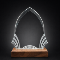 Trophée personnalisé en cristal avec base en bois de noyer massif et plaque en verre gravée pour la reconnaissance d'entreprise et la reconnaissance des employés