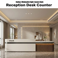 Bureau d'accueil haut de gamme finition noyer avec logo rétroéclairé par bande LED, aménagement personnalisable pour studio de design, boutique, salon, hôtel, bureau