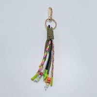 Llavero de mosquetón con borla de cuerda de poliéster tejida y cuentas con letras, estilo Y2K, colgante elegante para bolso y accesorios colgantes