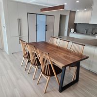 Mobilier industriel personnalisé pour la maison et le restaurant Table à manger en forme naturelle avec dessus en dalle de bois Live Edge