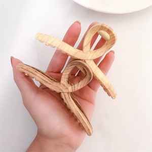 2022 Mới Hình Dạng Khác Nhau Bằng Gỗ Tóc Claw Nonslip Mạnh Mẽ Giữ Giả Gỗ Tóc Claw <span class=keywords><strong>Clip</strong></span> Cho Cô Gái Tạo Kiểu Tóc Phụ Kiện - Product Image 2