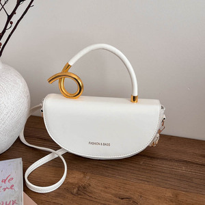 Bolso bandolera de cuero PU elegante y a la moda para mujer, venta al por mayor, bolso semicircular con forro de poliéster y decoración de cadena retro - Product Image 2
