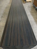 Revêtement de terrasse en composite bois-PVC haute performance, résistant aux intempéries et imperméable, surface lisse pour jardin extérieur et balcon