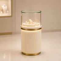 Vitrine à bijoux de luxe incurvée, écologique, personnalisable, en verre trempé blanc laiteux, avec finition argentée et éclairage LED semi-circulaire
