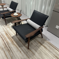 Un cadre en noyer noir d'Amérique du Nord et un design minimaliste offrent un fauteuil en cuir marron moderne et confortable pour toutes les pièces.