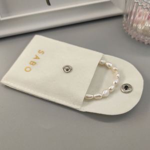Petites pochettes en velours blanc personnalisées avec bouton pour l'emballage de bijoux - Product Image 6
