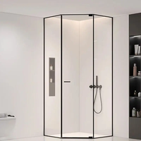 Paroi de salle de bain moderne en verre en forme de diamant, porte coulissante étroite utilisée pour séparer les zones sèches et humides dans les salles de douche d'hôtel