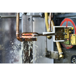 Sistema de Calentamiento por Inducción con Control Adaptativo para Procesamiento en Fábrica que Apoya un Calentamiento Eficiente y Estabilidad en la Producción - Product Image 1