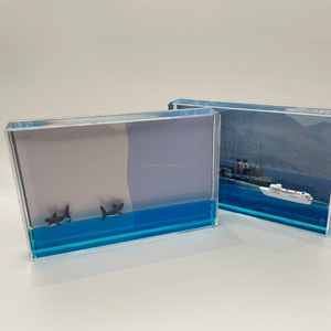 Cadre <span class=keywords><strong>photo</strong></span> en acrylique sur le thème de la mer avec paillettes, couleur liquide personnalisée et grand récipient intérieur avec figurine de bateau flottante en plastique - Product Image 3