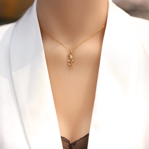 Elegante y Moderno Juego de Collar y Aretes con Colgante de Rosa en Acero Inoxidable Chapado en Oro PVD de 18K para Mujer |   Impermeable, Hipoalergénico, No se Desvanece - Product Image 3