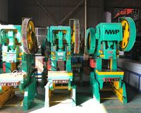 Machine à poinçonner les angles de tôles pour la fabrication de coins de conduits carrés, avec moteur et pompe mécaniques