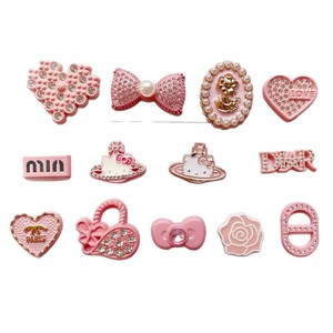 จี้ติดรองเท้าและเคสโทรศัพท์แบบเรซิ่นรูปตัวอักษรโบว์สไตล์ชานสีชมพูแบบกำหนดเอง ขายส่ง - Product Image 6