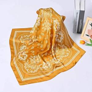 Écharpe imprimée pour femme, motifs inspirés d'œuvres d'art uniques, douce au toucher et polyvalente pour toutes les occasions - Product Image 2