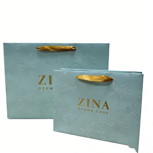 Sacs cadeaux en papier personnalisés avec poignées en satin - Sacs fourre-tout de luxe gaufrés pour les marques de soins de la peau et de beauté - Product Image 2