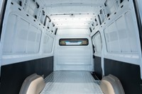 Autocar de tourisme avec configuration de sièges complète, espace à bagages encastré, idéal pour les spectacles lumineux nocturnes et les agences de destination