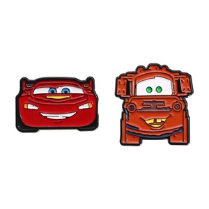 Spilla in metallo smaltata morbida/dura con design a forma di auto rossa a cartone animato, all'ingrosso, per Natale, novità, regali promozionali economici, stile <span class=keywords><strong>fata</strong></span> - Product Image 1