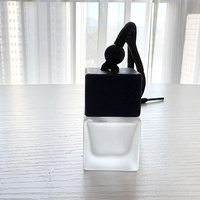 Diffuseur de parfum de voiture élégant de forme carrée de 8ml suspendu bouteille de parfum en verre couvercle en bois noir accessoire intérieur pour intérieurs de voiture
