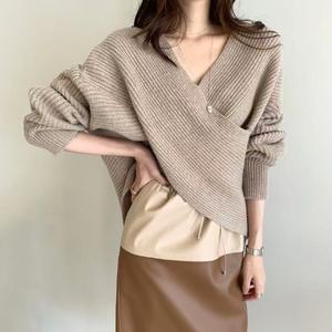 Pull sexy en tricot croisé à col en V de style européen et américain pour femmes, vêtements d'automne décontractés à manches longues avec logo sur le devant - Product Image 5
