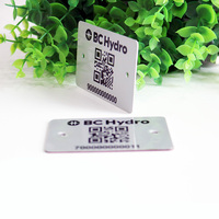 Etiqueta Metálica de 2 Orificios con Código QR, Código de Barras, Información Personal e Impresión UV