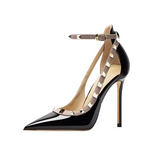 Sandalias de tacón de aguja súper alto con correa de tobillo y hebilla, de <span class=keywords><strong>charol</strong></span>, con tachuelas, diseño nuevo 2024 para <span class=keywords><strong>mujer</strong></span>, ideales para dropshipping. - Product Image 1