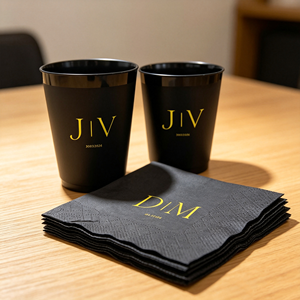 Gobelets en plastique givré personnalisés 9oz 8oz 12oz 16oz avec logo personnalisé pour mariage, noirs avec nom et nom de la marque sur la serviette - Product Image 1