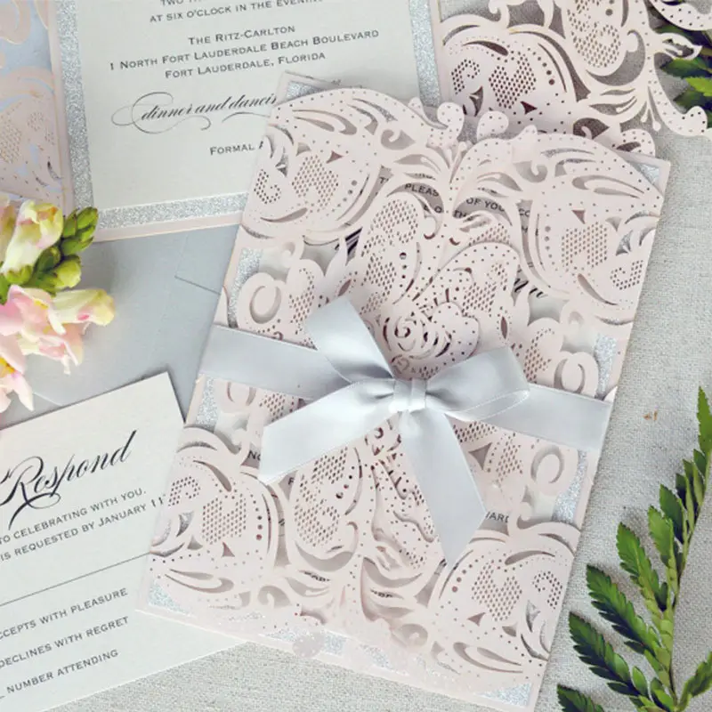 กระดาษงานฝีมือส่วนบุคคลเลเซอร์ตัดกลวงดอกไม้สีชมพูเชิญ De Lux ควินซีเนราเชิญงานแต่งงานราคาถูก