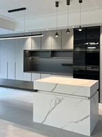 Buffet de salle à manger moderne et minimaliste en bois avec éclairage LED intégré, vitrine en verre, design modulaire sans poignées