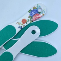 Râpe à pieds double face à long manche en céramique (grain 80/120) à motif floral, outil de pédicure portable et durable (personnalisation ODM/OEM)