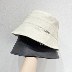 Mũ len mùa đông ngoài trời cá tính, chống thấm nước, logo kim loại, màu trắng đen, chất liệu da PU dành cho nữ - Product Image 4