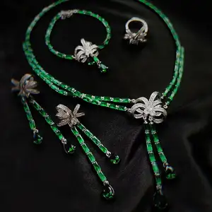 精致奢华珠宝套装优质全钻石耳环蝴蝶结祖母绿项链亮绿色钻石手链开环套装