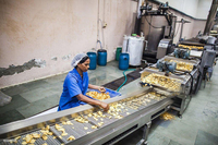 Volledig automatische chips productielijn voor aardappel-, banaan-, zoete aardappel-, taro- en cassavechips; turnkey snackverwerkingslijn