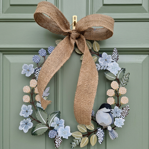 Corona de estilo rústico con flores azules y lazo de arpillera, corona decorativa hecha a mano para decoración de puertas o paredes - Product Image 3
