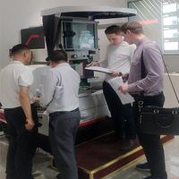 Machine de rectification optique de haute précision à l'échelle de laboratoire pour le traitement fin des surfaces courbes des lentilles en verre optique
