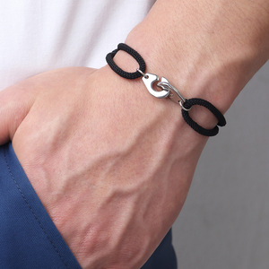 สร้อยข้อมือเชือกสแตนเลสสตีลสีดำ ปรับขนาดได้ แฟชั่นสำหรับทุกเพศ - Product Image 1