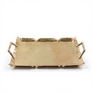 Plateau de service rectangulaire doré en métal lourd texturé moulé, article de vaisselle pour cuisine et salle à manger, en stock - Product Image 1