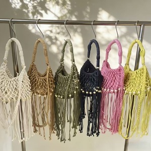 Sac seau portable en paille tressée et polyester, fait main avec pompon, au design élégant, style décontracté et tendance pour femme - Product Image 1