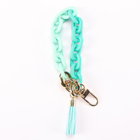 Porte-clés élégant en acrylique avec bracelet à pompon pour femme, idéal pour clés de voiture et breloque de sac