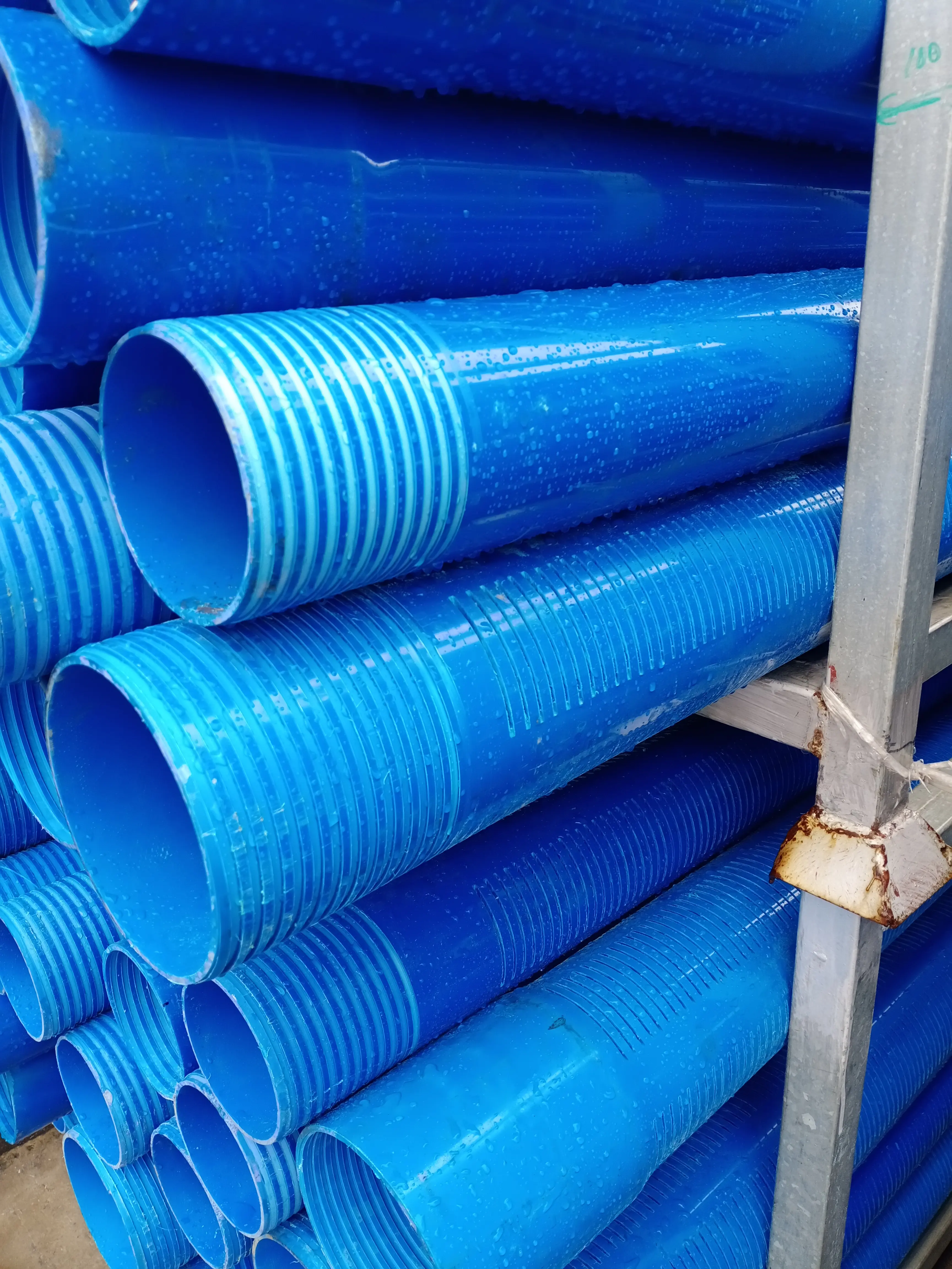 Обсадная труба для водопроводной скважины из НПВХ синего цвета