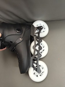 <span class=keywords><strong>Patines</strong></span> en Línea Profesionales de <span class=keywords><strong>Tres</strong></span> <span class=keywords><strong>Ruedas</strong></span> Grandes para Carreras, <span class=keywords><strong>Patines</strong></span> de Doble Uso para Freestyle, Equipados con Carcasa de PP y <span class=keywords><strong>Ruedas</strong></span> con Luces - Product Image 4