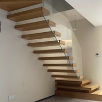 Bande de roulement intérieure en bois de qualité supérieure conception d'escalier flottant moderne systèmes de garde-corps en verre pour escalier de villa