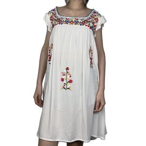 Robe en lin brodée pour femmes, style bohème, tendance, style vacances - Product Image 1